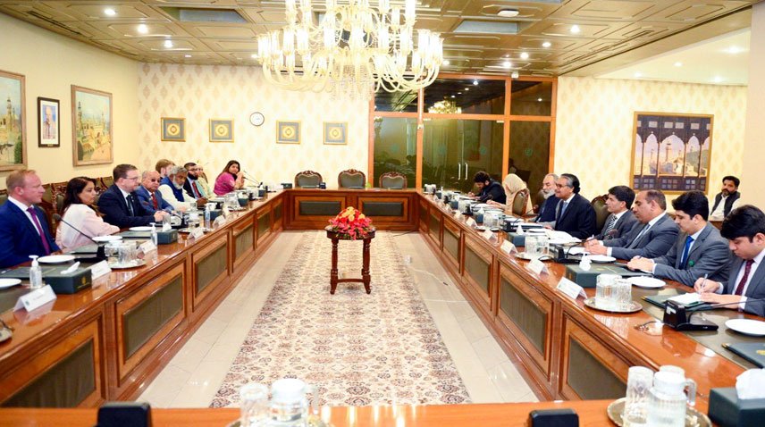 پاکستان بھارت کے ساتھ مسائل بات چیت کے ذریعے حل کرنے کو تیار ہے، وزیرخارجہ