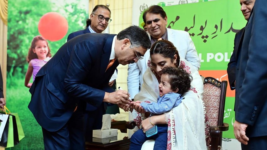 ملک بھر میں آج سے 7روزہ انسداد پولیو مہم کاآغاز، نگران وزیر اعظم نے انسداد پولیو مہم کا آغاز کردیا