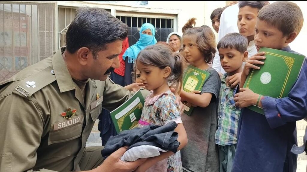 پولیس تحفظ سنٹر نے پندرہ نادار بچوں کو یونیفارم اور کتابیں دلا کر انکا سکول میں مفت داخلہ کروا دیا