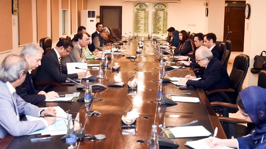 پاکستان آئی ایم ایف سے درمیانی مدت کے پروگرام پر بات چیت کر رہا ہے، وزیرخزانہ