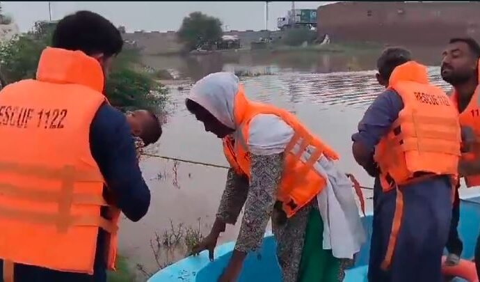 دریائے چناب کے سیلابی ریلے سے دریا کنارے آباد درجنوں دیہات متاثر