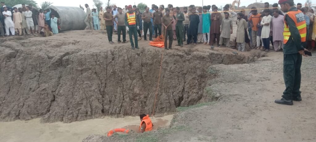 بستی شہنی والی جھنگ سٹی میں گڑھے میں گر کربہن بھائی جاں بحق ریسکیو1122