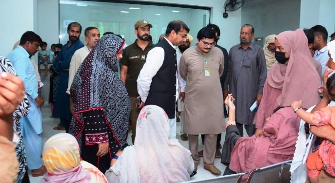 ڈپٹی کمشنر کا ڈی ایچ کیو ہسپتال میں مریضوں کودی جانے والی طبی سہولیات کا جائزہ
