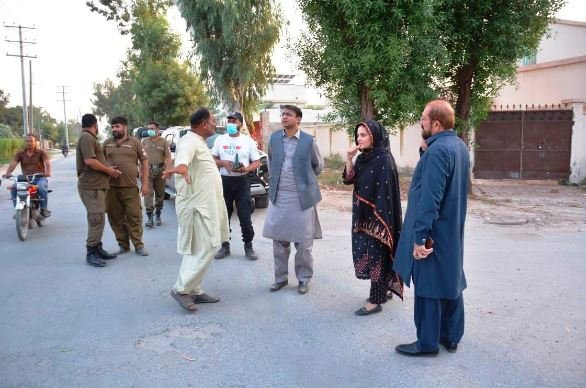 ڈپٹی کمشنر نے گوجرہ روڑ اور سٹیلائٹ ٹاون میں جاری صفائی آپریشن کا جائزہ لیا