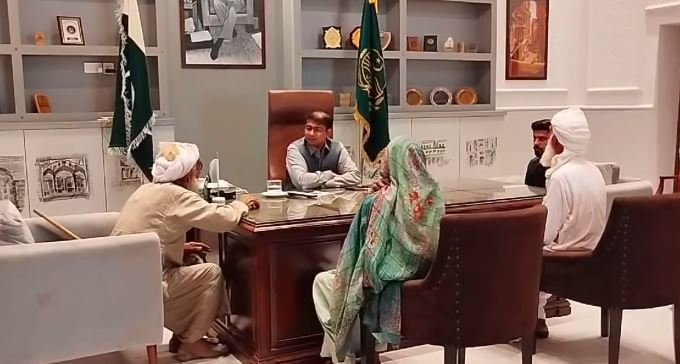 ڈپٹی کمشنر محمد عمیرنے اپنے آفس میں اوپن ڈور پالیسی کے تحت شہریوں کے مسائل سنے