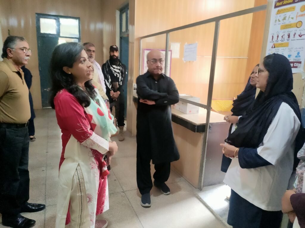 سیکرٹری پرائمری اینڈ سیکنڈری ہیلتھ کیئر ڈیپارٹمنٹ محترمہ نادیہ ثاقب کا گورنمنٹ ہسپتال جھنگ سٹی سمیت مختلف طبی مراکز کے دورے