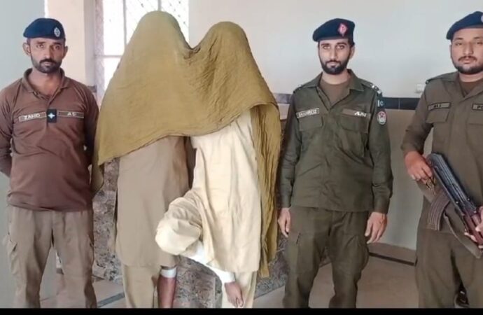 15 کال پر پولیس کا مثالی ریسپانس، شہری سے لاکھوں روپے نقدی چھین کر فرار ہونے والے دو مسلح ڈاکو دبوچ لئے گئے