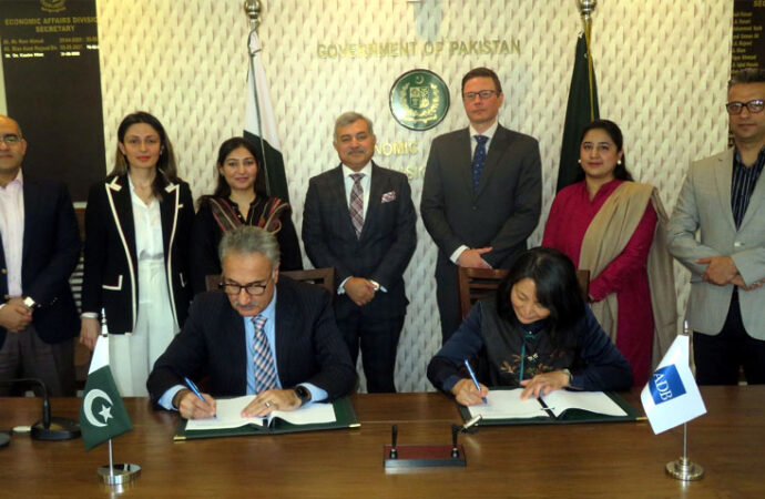 اے ڈی پی  نے پاکستان میں موسمیاتی تبدیلیوں اور قدرتی آفات سے تحفظ کے لیے 50 کروڑ ڈالر  قرضے کے معاہدے پر دستخط