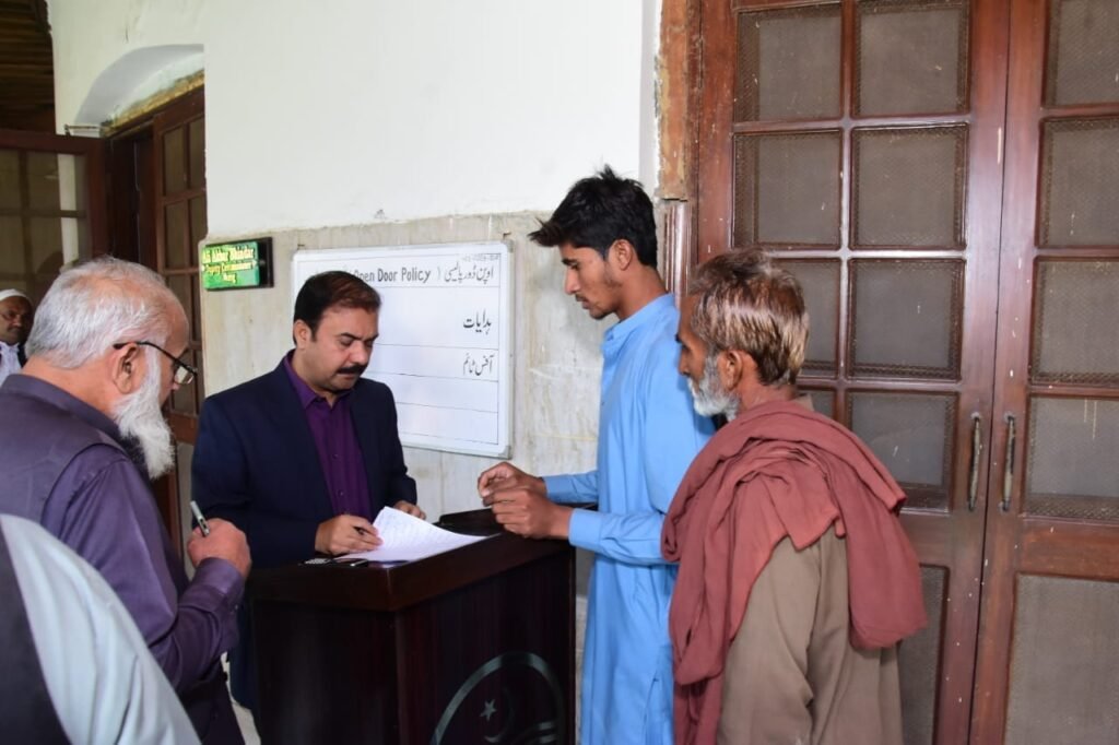 ڈپٹی کمشنر علی اکبر بھنڈر کا پبلک سروس ڈیلیوری کے حوالے سے اراضی ریکارڈ سنٹر کا دورہ