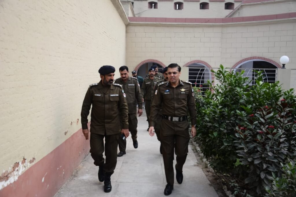 ڈی پی او کیپٹن (ر) بلال افتخار کیانی اچانک تھانہ صدر پہنچ گئے۔