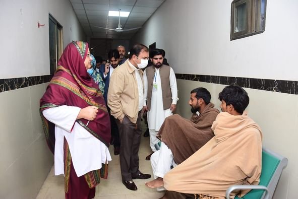 عوام کو صحت کی بنیادی سہولیات کی فراہمی یقینی بنانے کیلئے ڈپٹی کمشنر کا ڈسٹرکٹ ہیڈ کوارٹر ہسپتال کا دورہ