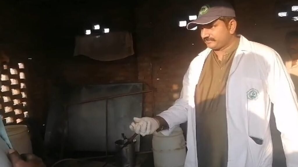 فوڈ سیفٹی ٹیموں کا سرگودھا روڈ پر کھوئے یونٹ پر چھاپہ 125 کلو پاوڈر، 1مکسنگ مشین ضبط , مقدمہ درج
