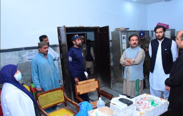 ڈی ایچ کیو ہسپتال، تمام تحصیل ہیڈکوارٹر ہسپتالوں اور بنیادی مراکز صحت پر سروس ڈیلیوری کے عمل کی موثر اور مسلسل مانیٹرنگ کی جارہی ہے ، ڈپٹی کمشنر