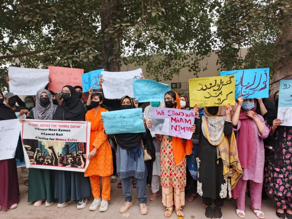 یونیورسٹی آف جھنگ کے طلباء و طالبات کا مبینہ طور پرگھریلوتشدد کا شکار لیکچرار کے حق میں احتجاج