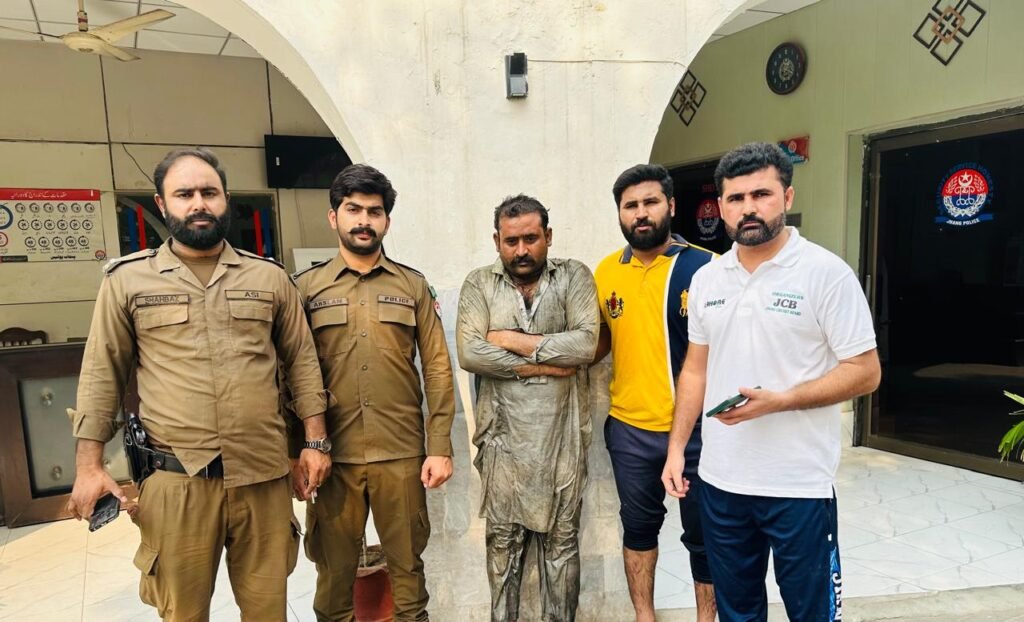 اشتہاری ملزم جاوید اقبال  سیم پل نالہ سے گرفتار کر لیا گیا، گرفتاری کے لئے ریسکیو1122 کی مدد بھی لی گئی