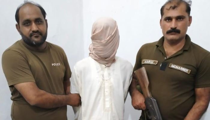 کلہاڑی کے وار سے 12 سالہ بیٹے کی ٹانگ کاٹنے والا سنگدل باپ گرفتار