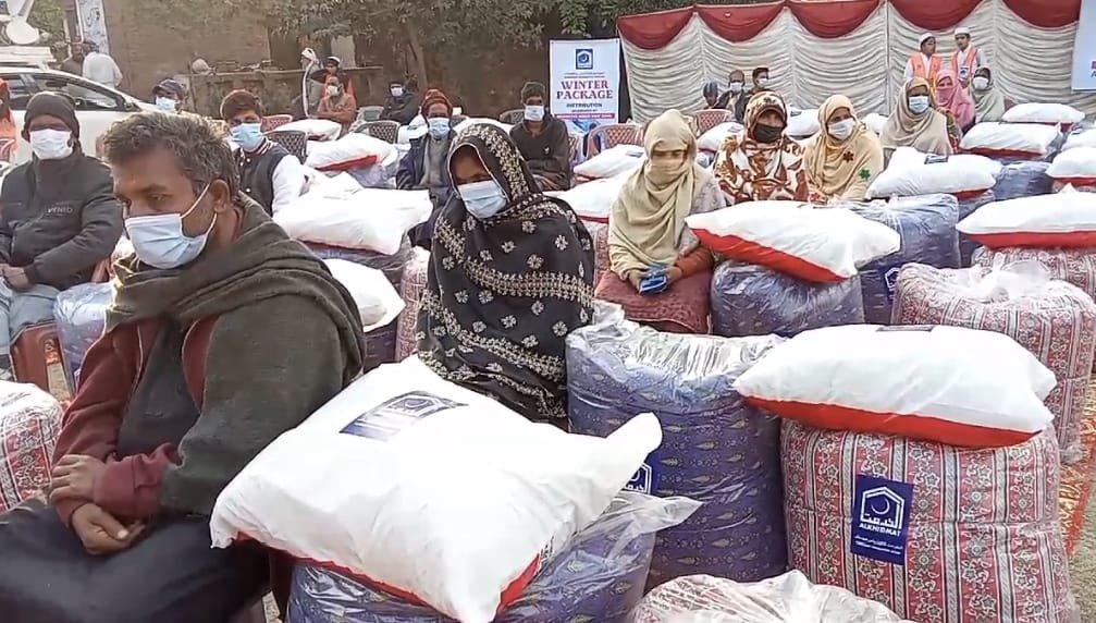 الخدمت فاونڈیشن کی جانب سے 75 مستحق خاندانوں میں ونٹر پیکجز کی تقسیم