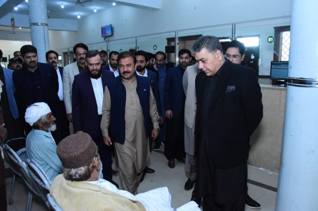 چیئرمین پنجاب لینڈ ریکارڈ اتھارٹی,ڈپٹی کمشنراور کرنل(ر)غضنفر عباس قریشی کا اراضی ریکارڈ سنٹر جھنگ کا دورہ