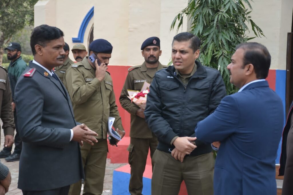 کرسمس سیکورٹی پلان کی مانیٹرنگ کے لئے ڈپٹی کمشنر اورڈی پی کے ہمراہ شہر بھر کے چرچز کا دورہ کیا۔