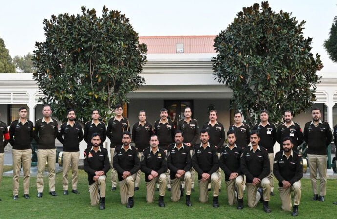 آرمی چیف کی مشق کیمبرین پٹرول میں گولڈمیڈل حاصل کرنے والی ٹیم سے ملاقات