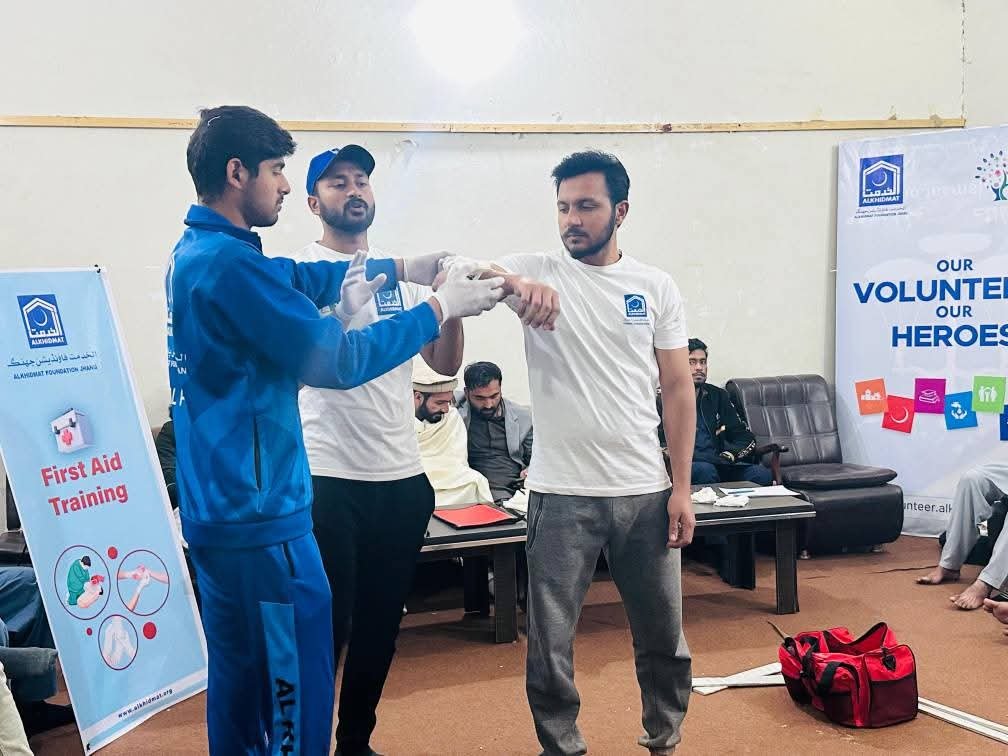الخدمت فاونڈیشن جھنگ کے زیر اہتمام فرسٹ ایڈ کی تربیت میں مختلف سکول، کالجز اور یونیورسٹی کے طلباء نے شرکت کی