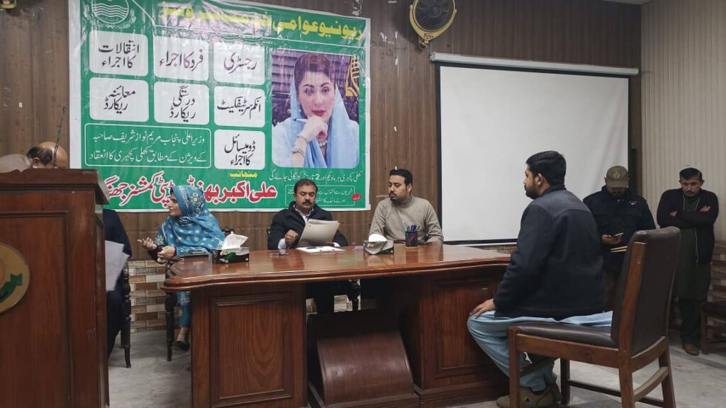 ڈپٹی کمشنرعلی اکبر بھنڈرکی جناح ہال میں ریونیو و محکمہ مال سے متعلقہ سائلین کی درخواستوں پر سماعت