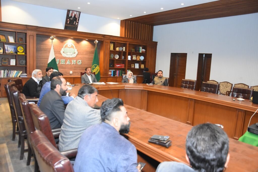 ایک ونڈہ ایک کھیوٹ کے پلس پراجیکٹ کے تحت ٹیم کا ڈپٹی کمشنر آفس جھنگ کا دورہ