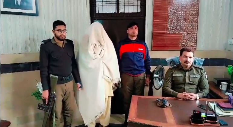 اسلحہ لہرا کر شہریوں میں خوف و ہراس پھیلانے والا قانون شکن پولیس نے بروقت دھر لیا