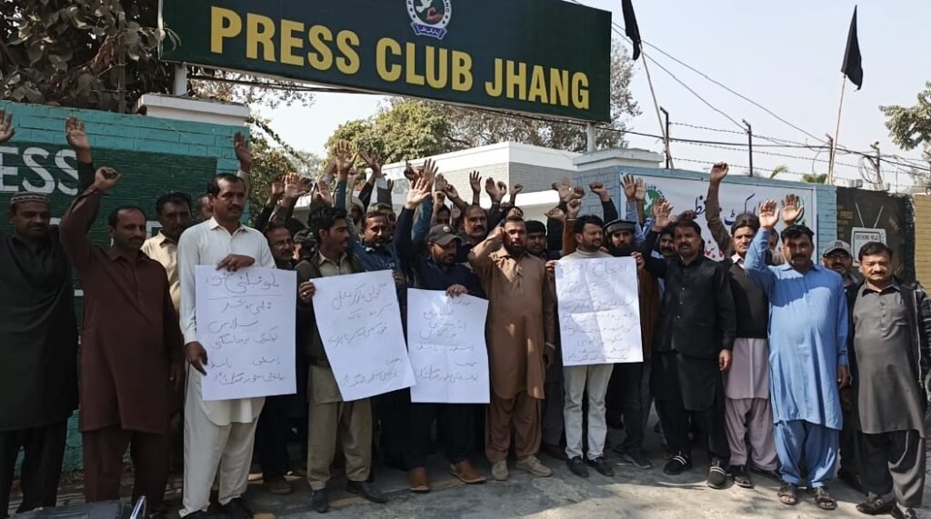 یوٹیلیٹی سٹورز کے ڈیلی ویجز ملازمین کا پریس کلب کے باہر ملازمت سے نکالے جانے پر احتجاج