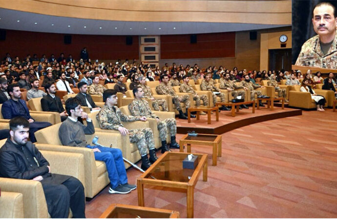 آرمی چیف جنرل سید عاصم منیر کا طلبہ سے خطاب، تعلیمی میدان میں اعلیٰ کارکردگی پر زور