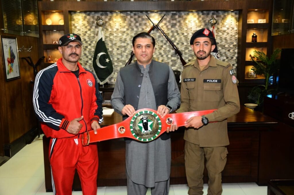 جھنگ پولیس کا اعزاز ، کانسٹیبل دانش علی نے کراچی میں ہونے والی انٹرنیشنل باکسنگ چیمپئن شپ میں پاکستان ٹائٹل جیت لیا