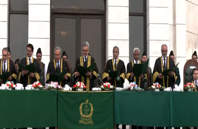 سپریم کورٹ میں 6 نئے تعینات ہونے والے ججز نے حلف اٹھا لیا