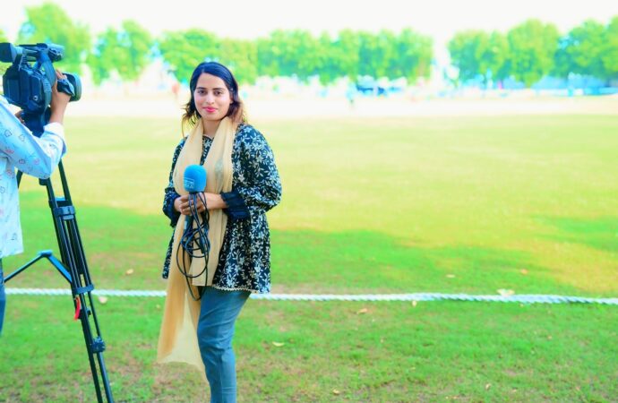 خواتین صحافیوں کے لئے فلیڈ میں کام کرنا کتنا مشکل؟