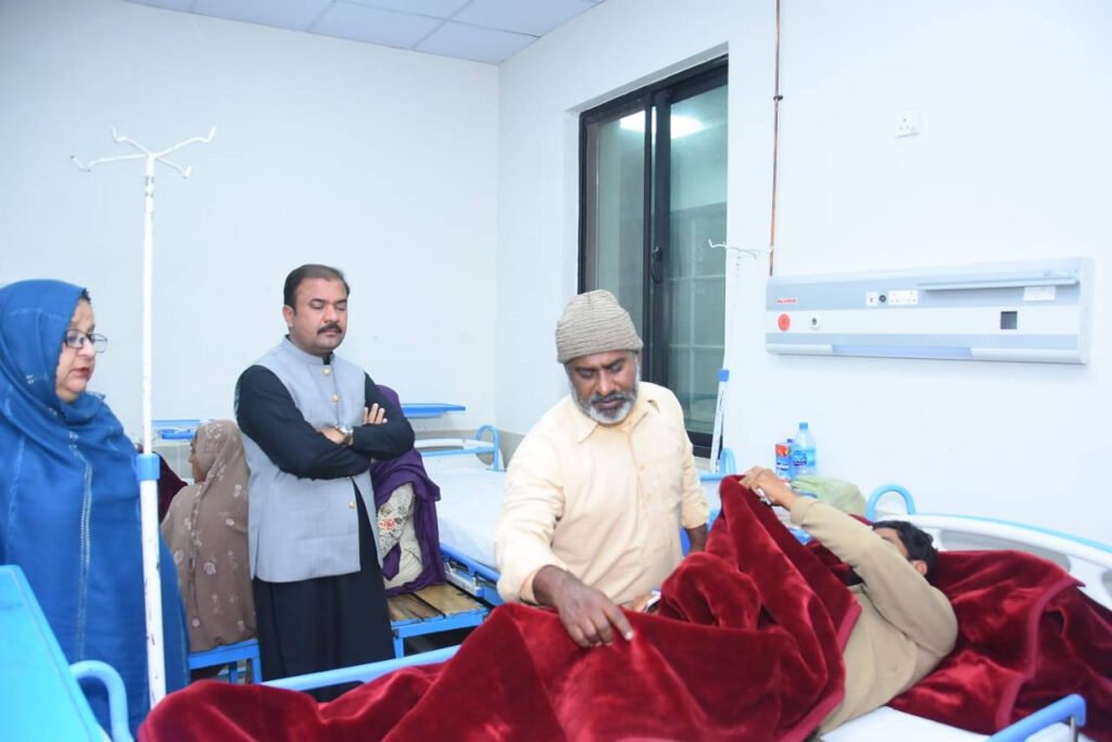 ڈپٹی کمشنر نے ڈی ایچ کیو کا دورہ کرکے زیر علاج مریضوں کو دی جانے والی طبی سہولیات کا جائزہ لیا۔
