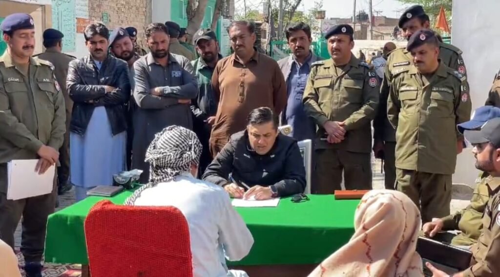 ڈی پی او کیپٹن (ر) بلال افتخار کیانی کی چوکی علی آباد میں کھلی کچہری