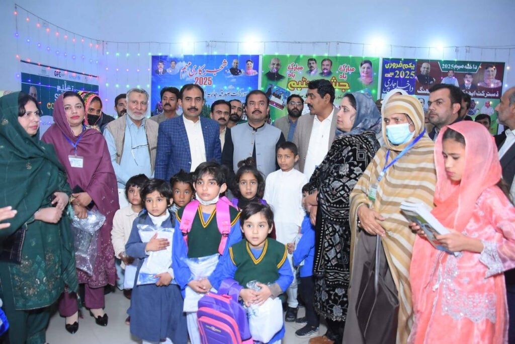 والدین اپنے بچوں کو سرکاری سکولوں میں داخلہ کروائیں اور انہیں جدید اور معیاری تعلیم سے آراستہ کروائیں۔ڈپٹی کمشنر