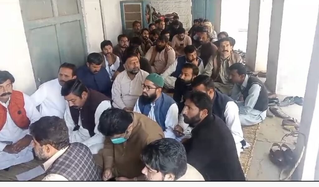 پٹواریوں نے انتظامیہ کے خلاف احتجاج کرتے ہوئے کام بند کر دیا اور تحصیل آفس کے گیٹ بند کر دیے۔