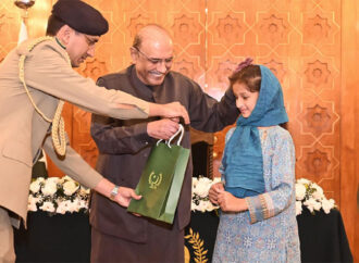 صدر آصف علی زرداری کا بچوں کو تعلیم کو اولین ترجیح دینے کا مشورہ