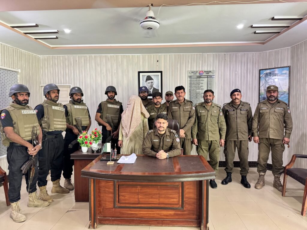 تھانہ اٹھارہ ہزاری میں ہونے والی ڈکیتی کی واردات پر پولیس کی کامیاب کاروائی ۔ مرکزی ملزم گرفتار 3 کروڑ سے زائد مالیت کا مسروقہ سامان برآمد