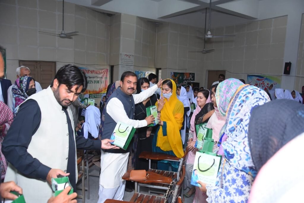 ضلع جھنگ کے 950 سپیشل بچوں میں عید گفٹس کی تقسیم جاری ہے۔