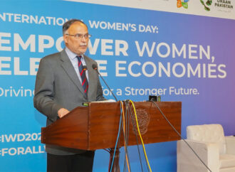 لیبر فورس میں خواتین کی شمولیت میں اضافہ کیا جائے تو اس سے جی ڈی پی میں نمایاں بہتری آ سکتی ہے۔احسن اقبال