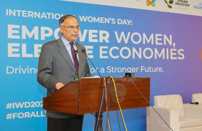 لیبر فورس میں خواتین کی شمولیت میں اضافہ کیا جائے تو اس سے جی ڈی پی میں نمایاں بہتری آ سکتی ہے۔احسن اقبال