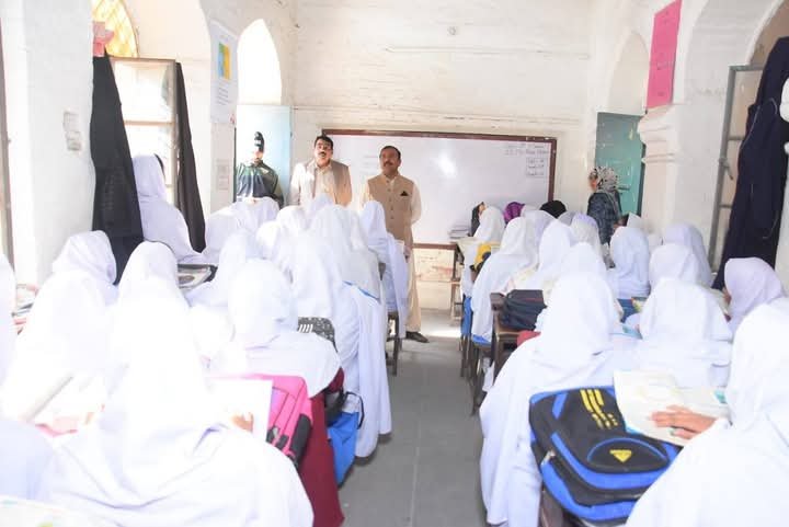 ڈپٹی کمشنر علی اکبر بھنڈر نے گورنمنٹ گرلز ہائی سکول جھنگ سٹی کا دورہ کیا۔