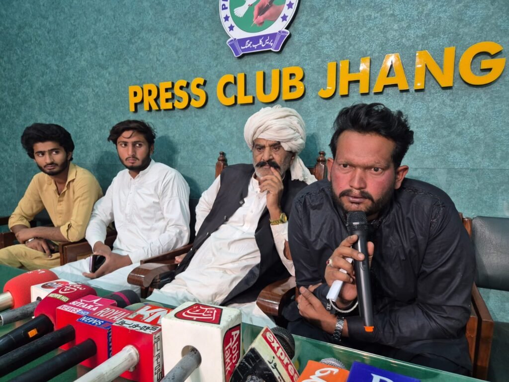 چک نمبر 215 ج ب کے رہائشی تنویر نامی شخص کی انچارج پولیس چوکی سارنگ شہید پرمبینہ طور پر چادر چاردیواری پامال کرنے کے الزامات
