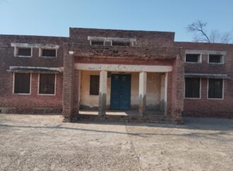 کھنڈرات میں بدلتی سرکاری عمارتیں