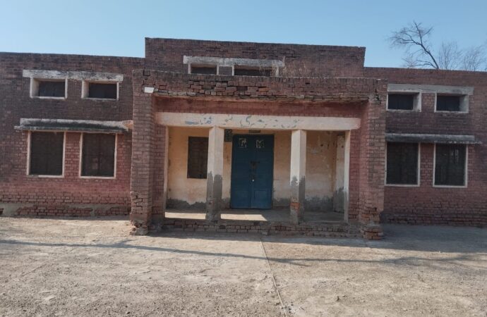 کھنڈرات میں بدلتی سرکاری عمارتیں