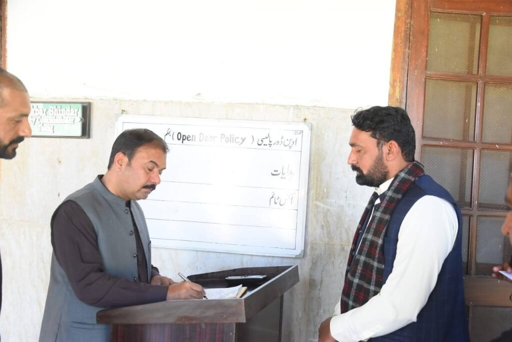 ڈپٹی کمشنر علی اکبر بھنڈر نے اوپن ڈور پالیسی کے تحت دفتر میں شہریوں کی شکایات و مسائل کو سنا
