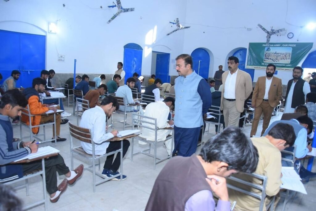 ڈپٹی کمشنر علی اکبر بھنڈرنےامتحانی مرکز گورنمنٹ اسلامیہ ہائی سکول کا دورہ کیا۔