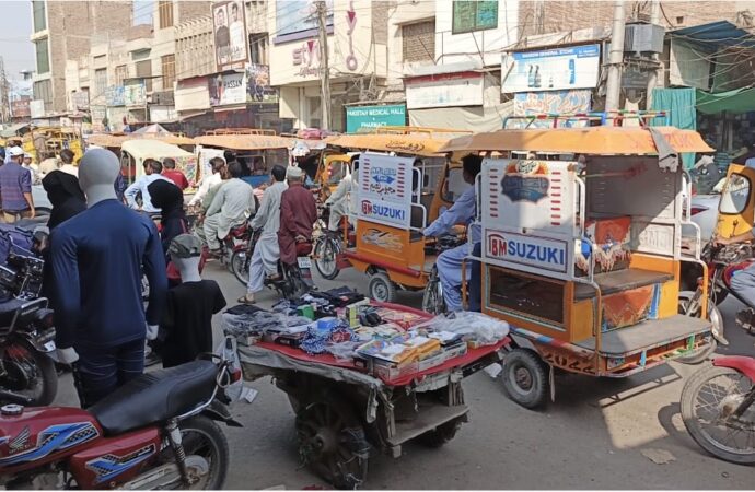 شہر بھر میں تجاوزات دکانداروں اور انتظامیہ کے درمیان انکھ مچولی