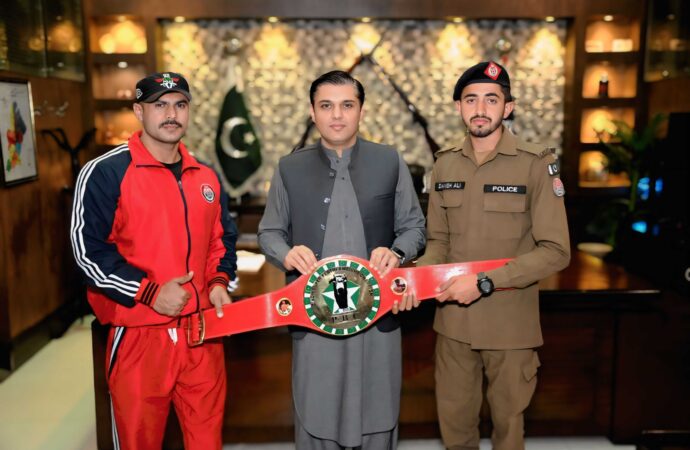 جھنگ پولیس کاجوان کیسے  پہلا پروفشینل باکسر بنا